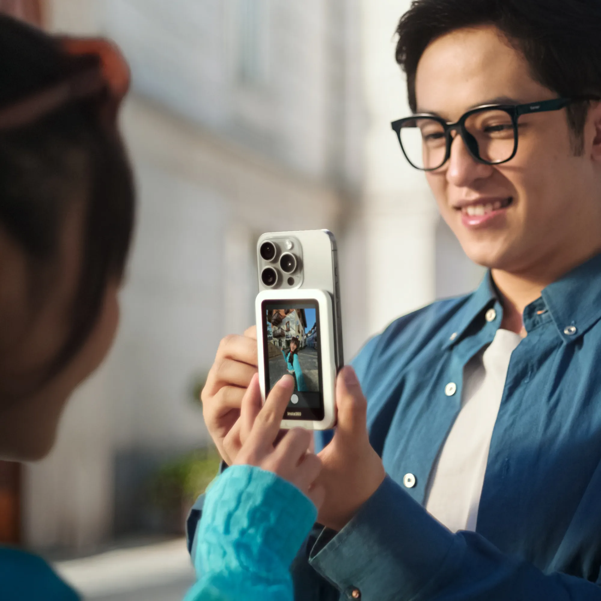 Nagrywanie selfie tylnym aparatem telefonu z Insta360 Snap Selfie Screen with Light
